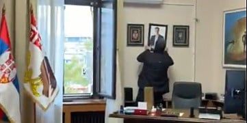 U Kragujevcu građani ušli u kabinet gradonačelnika i uklonili portret Aleksandra Vučića