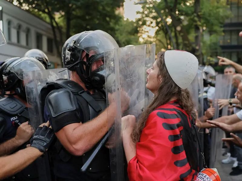 Albanija uvodi stroge kazne do 5.500 eura za uništavanje imovine tokom protesta
