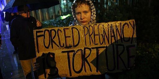 Masovni protesti u 27 poljskih gradova: Tuskovoj vladi upućen 'crveni karton' zbog zakona o abortusu