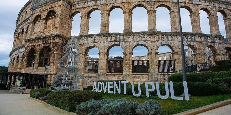 Pula ograničila cijene na adventskim kućicama: Fritule i kuhano vino po tri eura