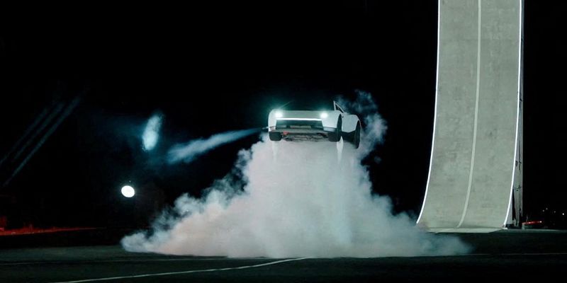 Tehnologija iza Teslinog 'letećeg' automobila: Kako funkcionišu potisnici i zbog čega je opasno stajati u njegovoj blizini
