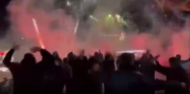 Vatrena dobrodošlica u Istanbulu: Navijači Galatasaraya priredili bučnu noć fudbalerima Barcelone
