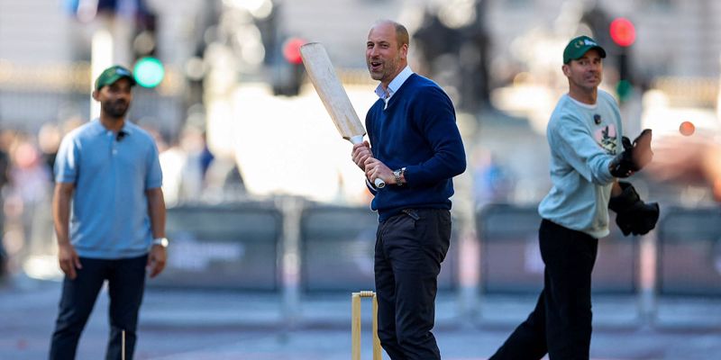 Princ William zaigrao kriket ispred Buckinghamske palače u društvu sportskih velikana