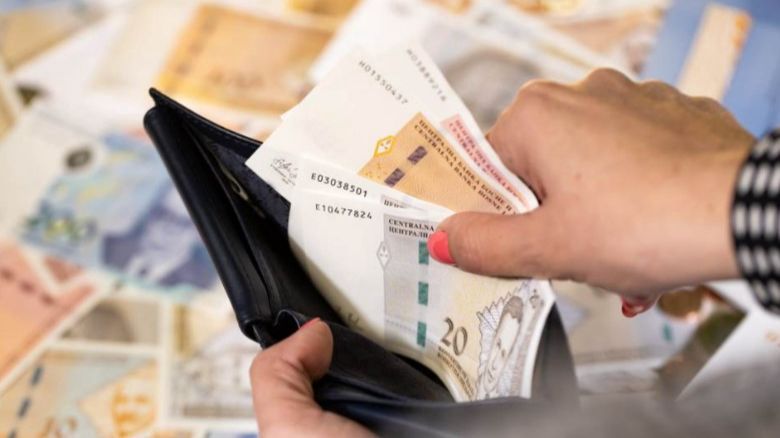 Prosječna septembarska plata u RS dosegla 1.727 KM, dok potrošačka korpa iznosi blizu 3.000 KM