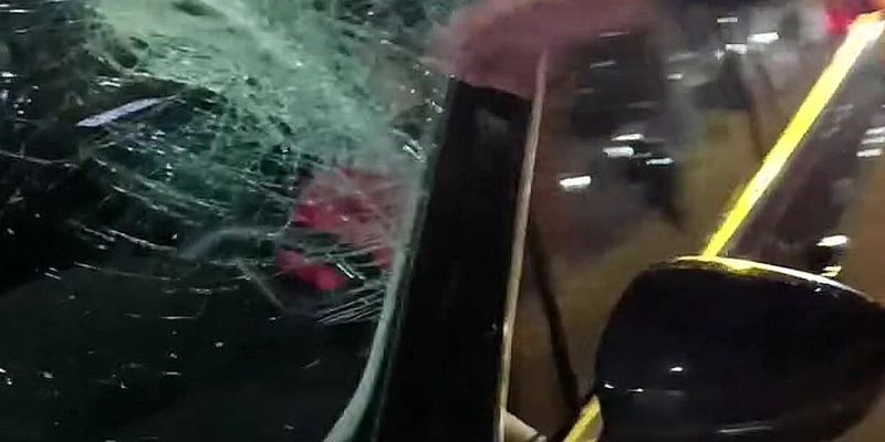 Objavljeni snimci nereda ispred zgrade TV Pink: Policija oštetila automobil i nasrnula na građane