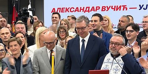 Vučić poručio da će se sami organizovati ukoliko institucije ne zaustave pritiske, naglasivši spremnost na žrtvu