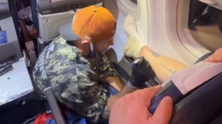 Nevjerovatan prizor tokom leta: Putnici svjedočili tetoviranju usred aviona