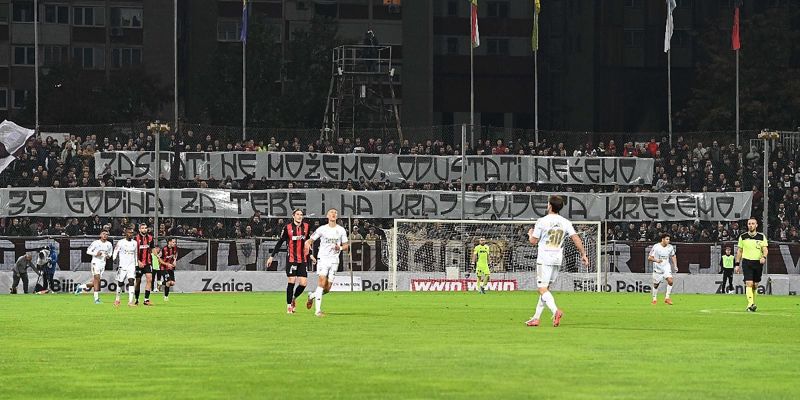 Masovan dolazak Hordi zla u Zenicu: Navijači Sarajeva parolom proslavili 39. rođendan grupe