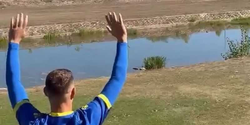 Dirljiv susret na Ilidži: Edin Džeko srdačno pozdravio najmlađe navijače uoči oproštajnog nastupa