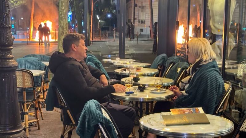 Neobične scene iz Pariza: Par mirno ispijao vino dok su oko njih bjesnjeli neredi i požar