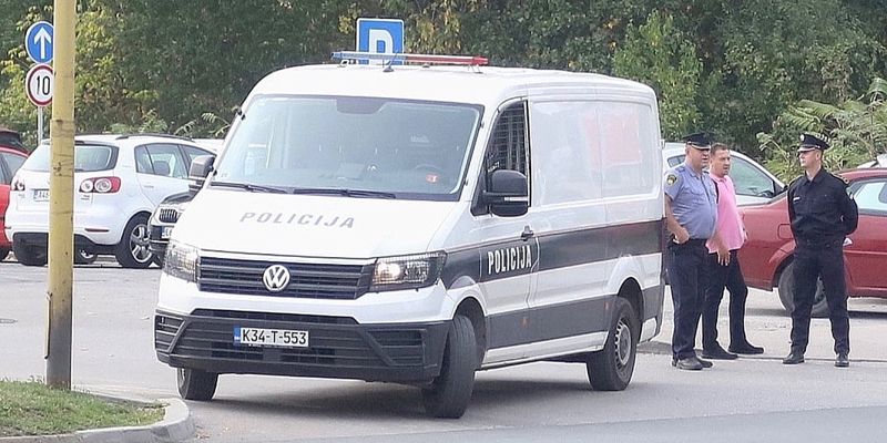 Teška saobraćajna nesreća kod Tuzle: Autobus sletio s kolovoza, više osoba povrijeđeno