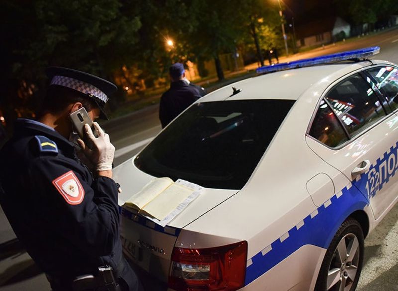 Saobraćajna nesreća u Dvorovima: Automobil sletio s kolovoza, vozač povrijeđen