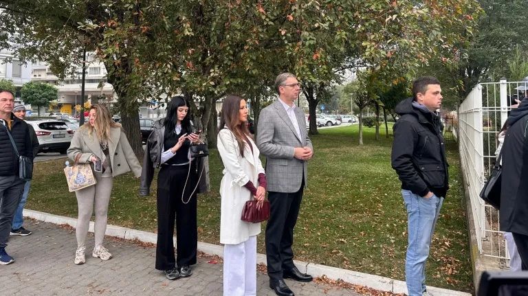 Predsjednik Srbije Aleksandar Vučić sa suprugom obavio građansku dužnost